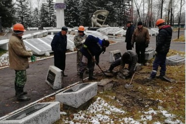 ПОЛИЦЕЙСКИЕ НАШЛИ МАДАМ, ВРЕЗАВШУЮСЯ НА МАШИНЕ В МЕМОРИАЛ СЛАВЫ В СВОБОДНОМ