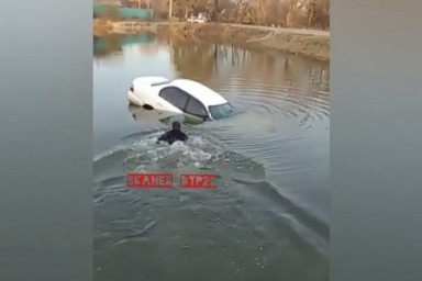 Появились подробности спасения людей, чья машина угодила в озеро в Садовом